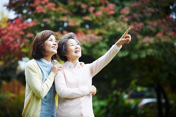 포토 JPG 주간 나무 식물 라이프스타일 응시 계절 여자 노년 딸 할머니 가족 모녀 엄마 휴식 대가족 사람 동양인 손짓 상반신 성인 야외 두명 옆모습 아웃포커스 30대 부모 정원 한국인 가을 자녀 가리킴 가족라이프 60대 며느리 상쾌 시어머니 전원생활 여자만 국내포토 자연요소 시선 감정 뷰포인트 컨셉 관계 모션 촬영기법 인종 생활 장년 파일형식 시부모님