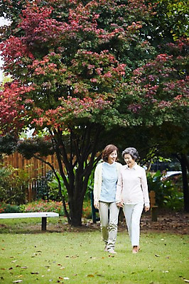 포토 JPG 주간 전신 나무 식물 라이프스타일 계절 여자 노년 딸 할머니 단풍 낙엽 벤치 의자 가족 모녀 엄마 휴식 대가족 서기 미소 웃음 사람 동양인 잔디 성인 야외 두명 30대 부모 걷기 정원 손잡기 산책 한국인 가을 자녀 가족라이프 60대 며느리 상쾌 시어머니 전원생활 여자만 국내포토 자연요소 감정 가구 컨셉 잎 관계 모션 표정 인종 생활 장년 파일형식 시부모님