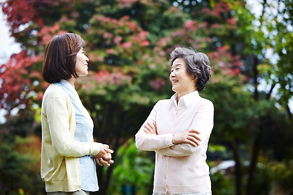 포토 JPG 주간 나무 식물 라이프스타일 계절 여자 노년 딸 할머니 가족 모녀 엄마 휴식 대가족 대화 미소 웃음 사람 동양인 상반신 성인 야외 두명 옆모습 아웃포커스 30대 부모 마주보기 정원 한국인 가을 자녀 가족라이프 60대 며느리 상쾌 시어머니 전원생활 여자만 국내포토 자연요소 감정 뷰포인트 컨셉 관계 모션 촬영기법 표정 말하기 인종 생활 장년 파일형식 시부모님