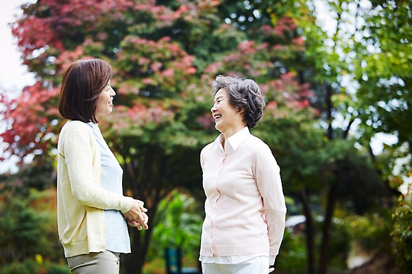 포토 JPG 주간 나무 식물 라이프스타일 계절 여자 노년 딸 할머니 가족 모녀 엄마 휴식 대가족 대화 미소 웃음 사람 동양인 상반신 성인 야외 두명 옆모습 아웃포커스 30대 부모 마주보기 정원 한국인 가을 자녀 가족라이프 60대 며느리 상쾌 시어머니 전원생활 여자만 국내포토 자연요소 감정 뷰포인트 컨셉 관계 모션 촬영기법 표정 말하기 인종 생활 장년 파일형식 시부모님