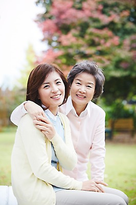 포토 JPG 주간 나무 식물 라이프스타일 계절 여자 노년 딸 할머니 벤치 의자 가족 모녀 엄마 휴식 대가족 미소 웃음 사람 앉기 동양인 잔디 상반신 성인 야외 두명 아웃포커스 30대 부모 정원 한국인 가을 자녀 가족라이프 60대 며느리 상쾌 시어머니 전원생활 여자만 국내포토 자연요소 감정 가구 컨셉 관계 모션 촬영기법 표정 인종 생활 장년 파일형식 시부모님 생활용품 오브젝트