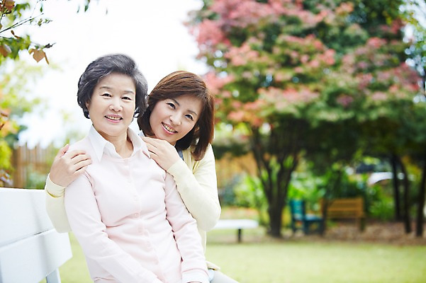 포토 JPG 주간 나무 식물 라이프스타일 계절 여자 노년 딸 할머니 벤치 의자 가족 모녀 엄마 휴식 대가족 미소 웃음 사람 앉기 동양인 잔디 상반신 성인 야외 두명 앞모습 아웃포커스 30대 부모 정원 한국인 가을 자녀 가족라이프 60대 며느리 상쾌 시어머니 전원생활 여자만 국내포토 자연요소 감정 뷰포인트 가구 컨셉 관계 모션 촬영기법 표정 인종 생활 장년 파일형식 시부모님