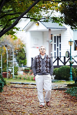 포토 JPG 주간 전신 나무 식물 라이프스타일 계절 할아버지 노년 남자 낙엽 휴식 주택 한명 서기 사람 야외 앞모습 아웃포커스 걷기 산책 산책로 한국인 가을 60대 상쾌 전원생활 노인만 노인남자만 노인남자한명만 국내포토 자연요소 1 감정 길 뷰포인트 컨셉 잎 모션 촬영기법 동양인 성인 건물 생활 남자만 남자한명만 성인만 파일형식