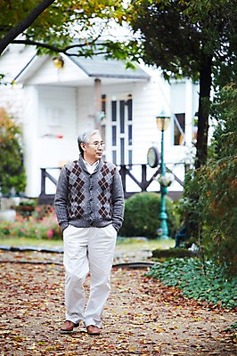 포토 JPG 주간 전신 나무 식물 라이프스타일 응시 계절 할아버지 노년 남자 낙엽 휴식 주택 한명 서기 사람 야외 앞모습 아웃포커스 걷기 산책 산책로 한국인 가을 60대 상쾌 전원생활 노인만 노인남자만 노인남자한명만 국내포토 자연요소 1 시선 감정 길 뷰포인트 컨셉 잎 모션 촬영기법 동양인 성인 건물 생활 남자만 남자한명만 성인만 파일형식
