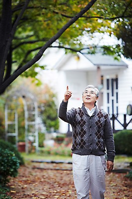 포토 JPG 주간 나무 식물 라이프스타일 응시 계절 할아버지 노년 남자 낙엽 휴식 주택 한명 서기 사람 손짓 야외 앞모습 아웃포커스 산책 산책로 한국인 올려보기 가을 가리킴 60대 상쾌 전원생활 노인만 노인남자만 노인남자한명만 국내포토 자연요소 1 시선 감정 길 뷰포인트 컨셉 잎 모션 촬영기법 동양인 성인 건물 생활 남자만 남자한명만 성인만 파일형식