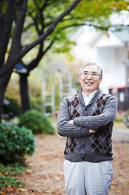 포토 JPG 주간 나무 식물 라이프스타일 응시 계절 할아버지 노년 남자 낙엽 휴식 주택 한명 서기 미소 웃음 사람 상반신 야외 앞모습 아웃포커스 팔짱 산책 산책로 한국인 가을 60대 상쾌 전원생활 노인만 노인남자만 노인남자한명만 국내포토 자연요소 1 시선 감정 길 뷰포인트 컨셉 잎 모션 촬영기법 표정 동양인 성인 건물 생활 남자만 남자한명만 성인만 파일형식