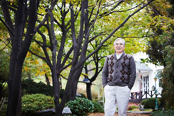 포토 JPG 주간 나무 식물 라이프스타일 응시 계절 할아버지 노년 남자 휴식 주택 한명 서기 사람 야외 앞모습 아웃포커스 산책 산책로 한국인 가을 60대 숲 상쾌 전원생활 노인만 노인남자만 노인남자한명만 국내포토 자연요소 1 시선 감정 길 뷰포인트 컨셉 모션 촬영기법 동양인 성인 건물 생활 남자만 남자한명만 성인만 파일형식