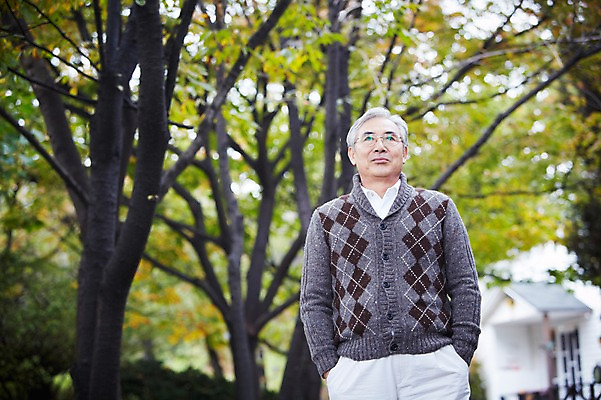 포토 JPG 주간 나무 식물 라이프스타일 응시 계절 할아버지 노년 남자 휴식 주택 한명 사람 상반신 야외 앞모습 아웃포커스 산책 한국인 가을 60대 숲 상쾌 전원생활 노인만 노인남자만 노인남자한명만 국내포토 자연요소 1 시선 감정 뷰포인트 컨셉 촬영기법 동양인 성인 건물 생활 남자만 남자한명만 성인만 파일형식