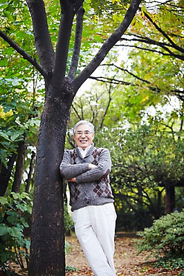 포토 JPG 주간 나무 식물 라이프스타일 계절 할아버지 노년 남자 휴식 한명 서기 미소 웃음 사람 야외 앞모습 아웃포커스 팔짱 기댐 산책 한국인 가을 60대 숲 상쾌 전원생활 노인만 노인남자만 노인남자한명만 국내포토 자연요소 1 감정 뷰포인트 컨셉 모션 촬영기법 표정 동양인 성인 생활 남자만 남자한명만 성인만 파일형식