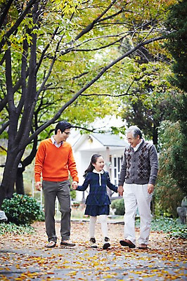 포토 JPG 주간 전신 나무 식물 라이프스타일 계절 여자 할아버지 노년 남자 딸 어린이 단풍 낙엽 가족 손녀 대가족 주택 서기 미소 웃음 사람 동양인 소녀 성인 야외 아웃포커스 세명 30대 부모 걷기 손잡기 산책 유치원생 산책로 한국인 가을 자녀 가족라이프 아빠 60대 가족사진 상쾌 전원생활 국내포토 자연요소 감정 길 잎 관계 모션 휴식 촬영기법 표정 인종 건물 생활 장년 손주 파일형식 단체사진