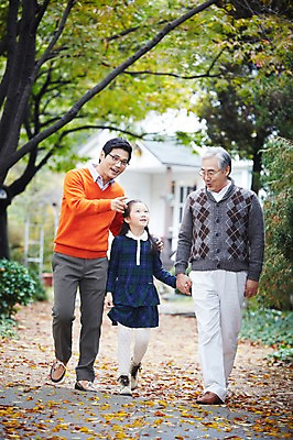 포토 JPG 주간 전신 나무 식물 라이프스타일 응시 계절 여자 할아버지 노년 남자 딸 어린이 단풍 낙엽 가족 손녀 대가족 주택 서기 미소 웃음 사람 동양인 손짓 소녀 성인 야외 아웃포커스 세명 30대 부모 걷기 손잡기 산책 유치원생 산책로 한국인 가을 자녀 가리킴 가족라이프 아빠 60대 가족사진 상쾌 전원생활 국내포토 자연요소 시선 감정 길 잎 관계 모션 휴식 촬영기법 표정 인종 건물 생활 장년 손주 파일형식 단체사진