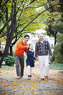 포토 JPG 주간 전신 나무 식물 라이프스타일 응시 계절 여자 할아버지 노년 남자 딸 어린이 단풍 낙엽 가족 손녀 대가족 주택 서기 미소 웃음 사람 동양인 손짓 소녀 성인 야외 아웃포커스 세명 30대 부모 걷기 손잡기 산책 유치원생 산책로 한국인 가을 자녀 가리킴 가족라이프 아빠 60대 가족사진 상쾌 전원생활 국내포토 자연요소 시선 감정 길 잎 관계 모션 휴식 촬영기법 표정 인종 건물 생활 장년 손주 파일형식 단체사진