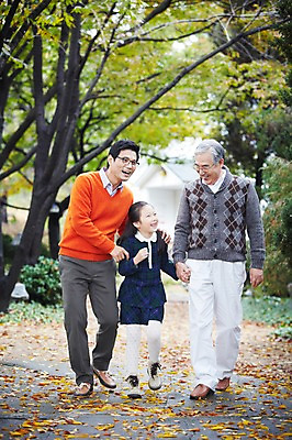 포토 JPG 주간 전신 나무 식물 라이프스타일 계절 여자 할아버지 노년 남자 딸 어린이 단풍 낙엽 가족 손녀 대가족 주택 서기 미소 웃음 사람 동양인 소녀 성인 야외 아웃포커스 세명 30대 부모 걷기 손잡기 산책 유치원생 산책로 한국인 가을 자녀 가족라이프 아빠 60대 가족사진 상쾌 전원생활 국내포토 자연요소 감정 길 잎 관계 모션 휴식 촬영기법 표정 인종 건물 생활 장년 손주 파일형식 단체사진