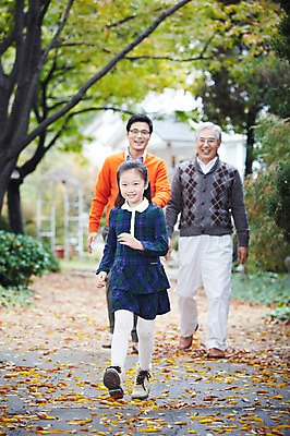 포토 JPG 주간 전신 나무 식물 라이프스타일 계절 여자 할아버지 노년 남자 딸 어린이 단풍 낙엽 가족 손녀 대가족 주택 서기 미소 웃음 사람 동양인 소녀 성인 야외 아웃포커스 세명 30대 부모 걷기 산책 유치원생 산책로 한국인 가을 자녀 가족라이프 아빠 60대 가족사진 상쾌 전원생활 국내포토 자연요소 감정 길 잎 관계 모션 휴식 촬영기법 표정 인종 건물 생활 장년 손주 파일형식 단체사진