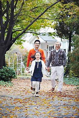 포토 JPG 주간 전신 나무 식물 라이프스타일 계절 여자 할아버지 노년 남자 딸 어린이 단풍 낙엽 가족 손녀 대가족 주택 서기 미소 웃음 사람 동양인 소녀 성인 야외 아웃포커스 세명 30대 부모 달리기 걷기 산책 유치원생 산책로 한국인 가을 자녀 가족라이프 아빠 60대 가족사진 상쾌 전원생활 국내포토 자연요소 감정 길 잎 관계 모션 휴식 촬영기법 표정 인종 건물 생활 장년 손주 파일형식 단체사진