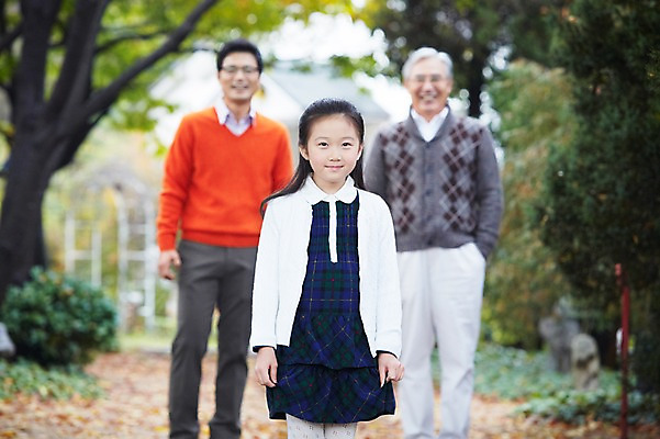 포토 JPG 주간 나무 식물 라이프스타일 계절 여자 할아버지 노년 남자 딸 어린이 단풍 낙엽 가족 손녀 대가족 주택 서기 미소 웃음 사람 동양인 소녀 성인 야외 아웃포커스 세명 30대 부모 산책 유치원생 산책로 한국인 가을 자녀 가족라이프 아빠 60대 가족사진 상쾌 전원생활 국내포토 자연요소 감정 길 잎 관계 모션 휴식 촬영기법 표정 인종 건물 생활 장년 손주 파일형식 단체사진