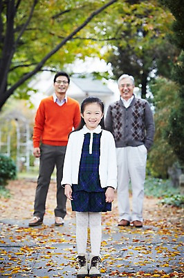 포토 JPG 주간 전신 나무 식물 라이프스타일 계절 여자 할아버지 노년 남자 딸 어린이 단풍 낙엽 가족 손녀 대가족 주택 서기 미소 웃음 사람 동양인 소녀 성인 야외 아웃포커스 세명 30대 부모 산책 유치원생 산책로 한국인 가을 자녀 가족라이프 아빠 60대 가족사진 상쾌 전원생활 국내포토 자연요소 감정 길 잎 관계 모션 휴식 촬영기법 표정 인종 건물 생활 장년 손주 파일형식 단체사진