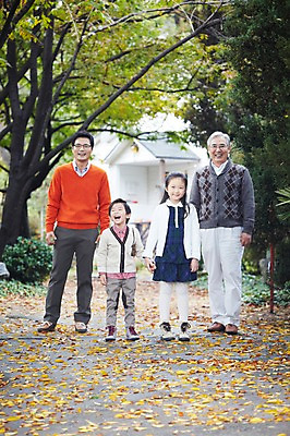 포토 JPG 주간 전신 나무 식물 라이프스타일 계절 여자 할아버지 노년 남자 딸 아들 어린이 단풍 낙엽 가족 손자 손녀 대가족 주택 서기 미소 웃음 사람 동양인 소녀 소년 여러명 성인 야외 아웃포커스 30대 부모 손잡기 산책 유치원생 산책로 한국인 가을 자녀 가족라이프 아빠 60대 가족사진 상쾌 전원생활 국내포토 자연요소 감정 길 다수 잎 관계 모션 휴식 촬영기법 표정 인종 건물 생활 장년 손주 파일형식 단체사진