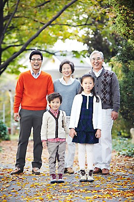 포토 JPG 주간 전신 나무 식물 라이프스타일 계절 여자 할아버지 노년 남자 딸 아들 할머니 어린이 단풍 낙엽 가족 손자 손녀 대가족 주택 서기 미소 웃음 사람 동양인 소녀 소년 여러명 성인 야외 아웃포커스 30대 부모 손잡기 산책 유치원생 산책로 한국인 가을 자녀 가족라이프 아빠 60대 가족사진 상쾌 전원생활 국내포토 자연요소 감정 길 다수 잎 관계 모션 휴식 촬영기법 표정 인종 건물 생활 장년 손주 파일형식 단체사진