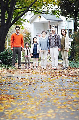 포토 JPG 주간 전신 나무 식물 라이프스타일 계절 여자 할아버지 노년 남자 딸 아들 할머니 어린이 단풍 낙엽 가족 엄마 손자 손녀 대가족 주택 서기 미소 웃음 사람 동양인 소녀 소년 여러명 성인 야외 30대 부모 손잡기 산책 유치원생 산책로 한국인 가을 자녀 가족라이프 아빠 60대 가족사진 상쾌 전원생활 국내포토 자연요소 감정 길 다수 잎 관계 모션 휴식 표정 인종 건물 생활 장년 손주 파일형식 단체사진