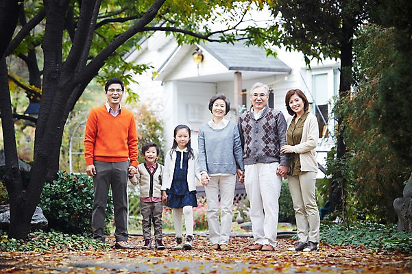 포토 JPG 주간 전신 나무 식물 라이프스타일 계절 여자 할아버지 노년 남자 딸 아들 할머니 어린이 단풍 낙엽 가족 엄마 손자 손녀 대가족 주택 서기 미소 웃음 사람 동양인 소녀 소년 여러명 성인 야외 30대 부모 손잡기 산책 유치원생 산책로 한국인 가을 자녀 가족라이프 아빠 60대 가족사진 상쾌 전원생활 국내포토 자연요소 감정 길 다수 잎 관계 모션 휴식 표정 인종 건물 생활 장년 손주 파일형식 단체사진