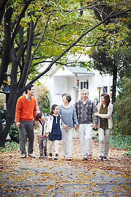 포토 JPG 주간 전신 나무 식물 라이프스타일 계절 여자 할아버지 노년 남자 딸 아들 할머니 어린이 단풍 낙엽 가족 엄마 손자 손녀 대가족 주택 미소 웃음 사람 동양인 소녀 소년 여러명 성인 야외 30대 부모 걷기 손잡기 산책 유치원생 산책로 한국인 가을 자녀 가족라이프 아빠 60대 가족사진 상쾌 전원생활 국내포토 자연요소 감정 길 다수 잎 관계 모션 휴식 표정 인종 건물 생활 장년 손주 파일형식 단체사진