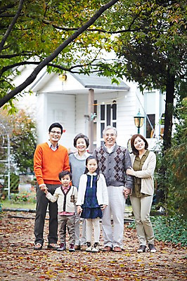 포토 JPG 주간 전신 나무 식물 라이프스타일 계절 여자 할아버지 노년 남자 딸 아들 할머니 어린이 단풍 낙엽 가족 엄마 손자 손녀 대가족 주택 서기 미소 웃음 사람 동양인 소녀 소년 여러명 성인 야외 30대 부모 손잡기 산책 유치원생 산책로 한국인 가을 자녀 가족라이프 아빠 60대 가족사진 상쾌 전원생활 국내포토 자연요소 감정 길 다수 잎 관계 모션 휴식 표정 인종 건물 생활 장년 손주 파일형식 단체사진