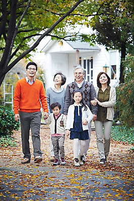 포토 JPG 주간 전신 나무 식물 라이프스타일 계절 여자 할아버지 노년 남자 딸 아들 할머니 어린이 단풍 낙엽 가족 엄마 손자 손녀 대가족 주택 미소 웃음 사람 동양인 소녀 소년 여러명 성인 야외 30대 부모 걷기 손잡기 산책 유치원생 산책로 한국인 가을 자녀 가족라이프 아빠 60대 가족사진 상쾌 전원생활 국내포토 자연요소 감정 길 다수 잎 관계 모션 휴식 표정 인종 건물 생활 장년 손주 파일형식 단체사진