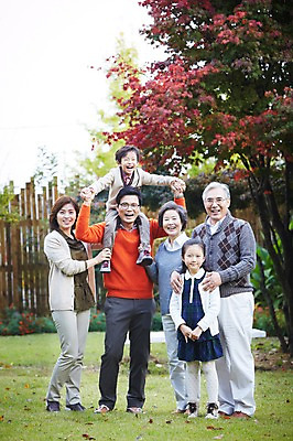 포토 JPG 주간 전신 나무 식물 라이프스타일 계절 여자 할아버지 노년 남자 딸 아들 할머니 어린이 단풍 낙엽 가족 엄마 손자 손녀 대가족 서기 미소 웃음 사람 동양인 소녀 소년 잔디 여러명 성인 야외 앞모습 30대 울타리 담장 부모 정원 유치원생 한국인 가을 자녀 가족라이프 목말 아빠 60대 가족사진 상쾌 전원생활 국내포토 자연요소 감정 뷰포인트 다수 잎 관계 모션 표정 인종 생활 장년 손주 파일형식 단체사진