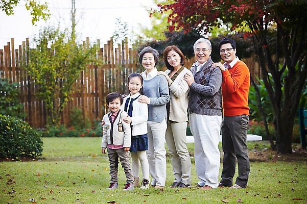 포토 JPG 주간 전신 나무 식물 라이프스타일 계절 여자 할아버지 노년 남자 딸 아들 할머니 어린이 단풍 낙엽 가족 엄마 손자 손녀 대가족 서기 미소 웃음 사람 동양인 소녀 소년 잔디 여러명 성인 야외 옆모습 30대 울타리 담장 부모 정원 유치원생 한국인 가을 자녀 가족라이프 아빠 60대 가족사진 상쾌 일렬 전원생활 국내포토 자연요소 감정 뷰포인트 다수 잎 관계 모션 표정 인종 생활 장년 손주 파일형식 단체사진