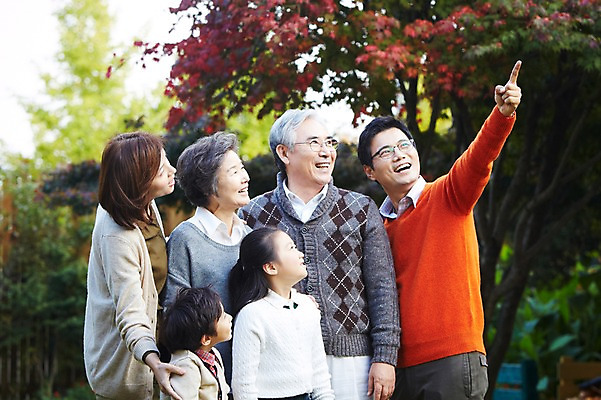 포토 JPG 주간 나무 식물 라이프스타일 응시 계절 여자 할아버지 노년 남자 딸 아들 할머니 어린이 가족 엄마 손자 손녀 대가족 서기 미소 웃음 사람 동양인 소녀 소년 여러명 상반신 성인 야외 아웃포커스 30대 부모 정원 유치원생 한국인 가을 자녀 가리킴 가족라이프 아빠 60대 가족사진 상쾌 전원생활 국내포토 자연요소 시선 감정 다수 관계 모션 촬영기법 표정 인종 손짓 생활 장년 손주 파일형식 단체사진