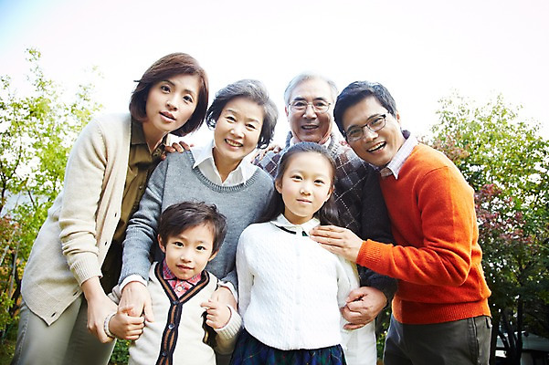포토 JPG 주간 나무 식물 라이프스타일 계절 여자 할아버지 노년 남자 딸 아들 할머니 어린이 가족 엄마 손자 손녀 대가족 서기 미소 웃음 사람 동양인 소녀 소년 여러명 상반신 성인 야외 앞모습 30대 부모 정원 유치원생 한국인 가을 자녀 가족라이프 아빠 60대 가족사진 상쾌 전원생활 국내포토 자연요소 감정 뷰포인트 다수 관계 모션 표정 인종 생활 장년 손주 파일형식 단체사진