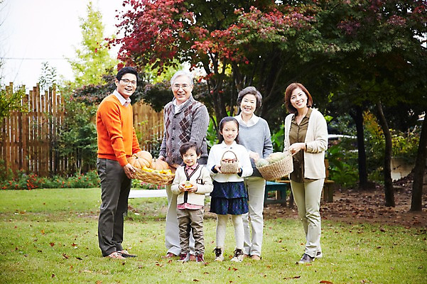 포토 JPG 주간 전신 나무 식물 라이프스타일 계절 여자 할아버지 노년 남자 딸 아들 할머니 어린이 음식 단풍 낙엽 채소 과일 가족 호박 엄마 손자 손녀 대가족 감 서기 미소 웃음 들기 사람 동양인 소녀 소년 잔디 여러명 성인 야외 앞모습 30대 부모 바구니 광주리 정원 유치원생 한국인 수확 가을 자녀 가족라이프 아빠 60대 상쾌 전원생활 국내포토 자연요소 감정 뷰포인트 다수 잎 농업 관계 모션 표정 인종 생활 장년 손주 파일형식