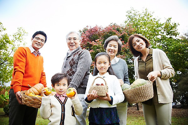 포토 JPG 주간 나무 식물 라이프스타일 계절 여자 할아버지 노년 남자 딸 아들 할머니 어린이 음식 채소 과일 가족 호박 엄마 손자 손녀 대가족 감 서기 미소 웃음 들기 사람 동양인 소녀 소년 여러명 성인 야외 앞모습 30대 부모 바구니 광주리 정원 유치원생 한국인 수확 가을 자녀 가족라이프 아빠 60대 상쾌 전원생활 국내포토 자연요소 감정 뷰포인트 다수 농업 관계 모션 표정 인종 생활 장년 손주 파일형식