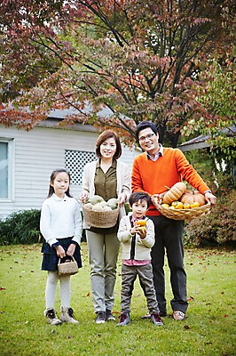 포토 JPG 주간 전신 나무 식물 라이프스타일 계절 여자 남자 딸 아들 어린이 단풍 채소 가족 호박 엄마 대가족 주택 서기 미소 웃음 들기 사람 동양인 소녀 소년 잔디 여러명 성인 야외 앞모습 30대 부모 바구니 광주리 정원 유치원생 한국인 수확 가을 자녀 가족라이프 아빠 상쾌 전원생활 국내포토 자연요소 감정 뷰포인트 다수 잎 농업 관계 모션 표정 인종 건물 생활 장년 파일형식