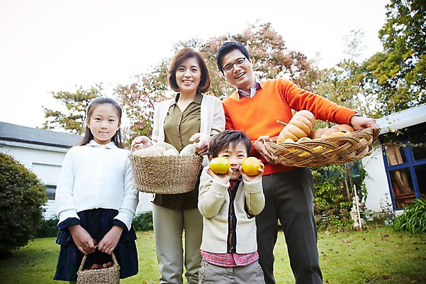 포토 JPG 주간 나무 식물 라이프스타일 계절 여자 남자 딸 아들 어린이 음식 채소 과일 가족 호박 엄마 대가족 주택 감 서기 미소 웃음 들기 사람 동양인 소녀 소년 잔디 여러명 성인 야외 앞모습 30대 부모 바구니 광주리 정원 유치원생 한국인 수확 가을 자녀 가족라이프 아빠 상쾌 전원생활 국내포토 자연요소 감정 뷰포인트 다수 농업 관계 모션 표정 인종 건물 생활 장년 파일형식