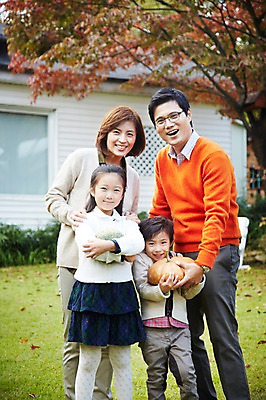 포토 JPG 주간 나무 식물 라이프스타일 계절 여자 남자 딸 아들 어린이 음식 단풍 채소 가족 호박 엄마 대가족 주택 서기 미소 웃음 들기 사람 동양인 소녀 소년 잔디 여러명 성인 야외 앞모습 아웃포커스 30대 부모 정원 유치원생 한국인 수확 가을 자녀 가족라이프 아빠 상쾌 전원생활 국내포토 자연요소 감정 뷰포인트 다수 잎 농업 관계 모션 촬영기법 표정 인종 건물 생활 장년 파일형식