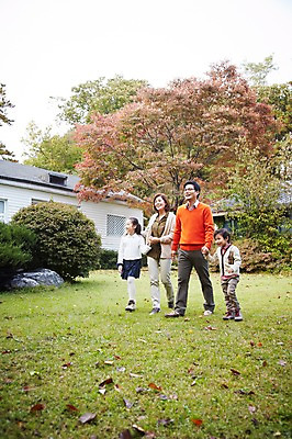 포토 JPG 주간 전신 나무 식물 라이프스타일 계절 여자 남자 딸 아들 어린이 단풍 낙엽 가족 엄마 대가족 주택 서기 미소 웃음 사람 동양인 소녀 소년 잔디 여러명 성인 야외 30대 부모 걷기 정원 손잡기 산책 유치원생 한국인 가을 자녀 가족라이프 아빠 상쾌 전원생활 국내포토 자연요소 감정 다수 잎 관계 모션 휴식 표정 인종 건물 생활 장년 파일형식