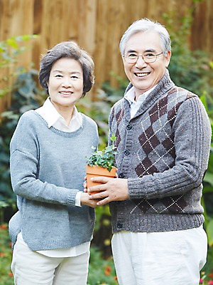 포토 JPG 주간 식물 라이프스타일 부부 커플 여자 노년 남자 화분 미소 웃음 들기 사람 동양인 상반신 야외 두명 앞모습 실버라이프 정원 노부부 한국인 가족라이프 60대 상쾌 정원가꾸기 전원생활 노인만 국내포토 자연요소 감정 뷰포인트 가족 관계 모션 표정 인종 성인 생활 원예 성인만 파일형식