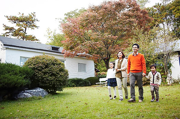 포토 JPG 주간 전신 나무 식물 라이프스타일 계절 여자 남자 딸 아들 어린이 단풍 낙엽 가족 엄마 대가족 주택 서기 미소 웃음 사람 동양인 소녀 소년 잔디 여러명 성인 야외 30대 부모 걷기 정원 손잡기 산책 유치원생 한국인 가을 자녀 가족라이프 아빠 상쾌 전원생활 국내포토 자연요소 감정 다수 잎 관계 모션 휴식 표정 인종 건물 생활 장년 파일형식