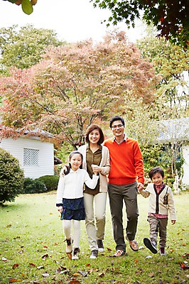 포토 JPG 주간 전신 나무 식물 라이프스타일 계절 여자 남자 딸 아들 어린이 단풍 낙엽 가족 엄마 대가족 주택 서기 미소 웃음 사람 동양인 소녀 소년 잔디 여러명 성인 야외 앞모습 30대 부모 걷기 정원 손잡기 산책 유치원생 한국인 가을 자녀 가족라이프 아빠 상쾌 전원생활 국내포토 자연요소 감정 뷰포인트 다수 잎 관계 모션 휴식 표정 인종 건물 생활 장년 파일형식