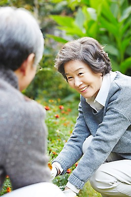 포토 JPG 주간 식물 라이프스타일 부부 커플 여자 노년 남자 꽃 미소 웃음 사람 앉기 동양인 잔디 야외 두명 옆모습 아웃포커스 실버라이프 정원 노부부 한국인 가족라이프 60대 상쾌 조경 정원가꾸기 전원생활 노인만 국내포토 자연요소 감정 뷰포인트 가족 관계 모션 촬영기법 표정 인종 성인 생활 원예 성인만 파일형식