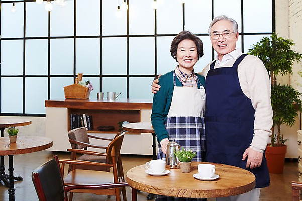 포토 JPG 식물 라이프스타일 부부 커플 여자 노년 남자 화분 의자 탁자 주전자 어깨동무 잔 실내 미소 웃음 사람 동양인 상반신 두명 앞모습 컵 실버라이프 노부부 앞치마 카페 한국인 실버 60대 커피잔 찻잔 종업원 창업 서빙 노인만 국내포토 직업 식기 커피 뷰포인트 포즈 가구 관계 주방용품 표정 인종 성인 내부 생활 상점 자영업 성인만 파일형식