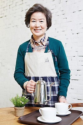 포토 JPG 식물 라이프스타일 여자 노년 화분 할머니 탁자 주전자 잔 쟁반 실내 한명 미소 웃음 들기 사람 동양인 상반신 앞모습 컵 실버라이프 앞치마 카페 한국인 실버 60대 커피잔 찻잔 창업 여자만 여자한명만 노인만 노인여자만 노인여자한명만 국내포토 1 식기 커피 뷰포인트 가구 모션 주방용품 표정 인종 성인 내부 생활 상점 자영업 성인만 파일형식