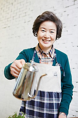 포토 JPG 라이프스타일 여자 노년 할머니 주전자 실내 한명 미소 웃음 들기 사람 동양인 상반신 앞모습 아웃포커스 실버라이프 앞치마 카페 한국인 실버 60대 창업 여자만 여자한명만 노인만 노인여자만 노인여자한명만 국내포토 1 뷰포인트 모션 주방용품 촬영기법 표정 인종 성인 내부 생활 상점 자영업 성인만 파일형식