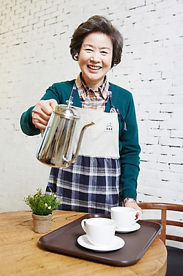 포토 JPG 식물 라이프스타일 여자 노년 화분 할머니 탁자 주전자 잔 쟁반 실내 한명 미소 웃음 들기 사람 동양인 상반신 앞모습 컵 실버라이프 앞치마 카페 한국인 실버 60대 커피잔 찻잔 창업 여자만 여자한명만 노인만 노인여자만 노인여자한명만 국내포토 1 식기 커피 뷰포인트 가구 모션 주방용품 표정 인종 성인 내부 생활 상점 자영업 성인만 파일형식