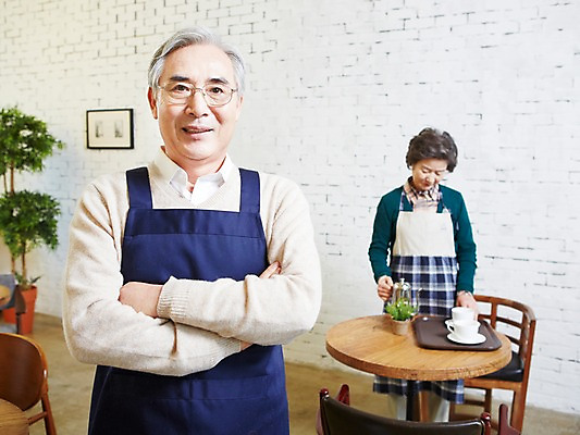 포토 JPG 식물 라이프스타일 부부 커플 여자 할아버지 노년 남자 화분 할머니 의자 탁자 주전자 잔 쟁반 실내 사람 동양인 상반신 두명 앞모습 아웃포커스 컵 실버라이프 팔짱 노부부 앞치마 카페 한국인 실버 60대 커피잔 찻잔 창업 노인만 국내포토 식기 커피 뷰포인트 가구 관계 모션 주방용품 촬영기법 인종 성인 내부 생활 상점 자영업 성인만 파일형식