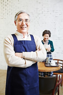 포토 JPG 라이프스타일 부부 커플 여자 할아버지 노년 남자 할머니 의자 탁자 주전자 잔 쟁반 실내 미소 웃음 사람 동양인 상반신 두명 앞모습 아웃포커스 컵 실버라이프 팔짱 노부부 앞치마 카페 한국인 실버 60대 커피잔 찻잔 창업 노인만 국내포토 식기 커피 뷰포인트 가구 관계 모션 주방용품 촬영기법 표정 인종 성인 내부 생활 상점 자영업 성인만 파일형식