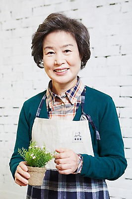 포토 JPG 식물 라이프스타일 여자 노년 화분 할머니 실내 한명 미소 웃음 들기 사람 동양인 상반신 앞모습 실버라이프 앞치마 카페 한국인 실버 60대 창업 여자만 여자한명만 노인만 노인여자만 노인여자한명만 국내포토 1 뷰포인트 모션 표정 인종 성인 내부 생활 상점 자영업 성인만 파일형식