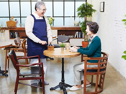 포토 JPG 전신 식물 라이프스타일 부부 커플 여자 할아버지 노년 남자 화분 할머니 의자 탁자 잔 실내 서기 미소 웃음 사람 앉기 동양인 두명 컵 실버라이프 마주보기 노부부 앞치마 카페 한국인 실버 60대 커피잔 찻잔 창업 그라인더 핸드밀 노인만 국내포토 식기 커피 가구 관계 모션 표정 인종 성인 내부 생활 상점 자영업 커피용품 성인만 파일형식